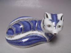 A ROYAL CROWN DERBY PLATINUM ARTIC FOX PAPERWEIGHT, gold stopper, with box, L 11.5 cm
