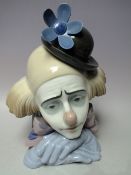 A LLADRO BUST OF A CLOWN, folded hands under chin, H 26.5 cm