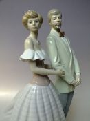 A LLADRO ROMANTIC FIGURE GROUP 'AN EVENING STROLL' 5540, H 31.5 cm