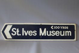 VINTAGE WOODEN COLOURED SIGN 'ST IVES MUSEUM 100 YARDS', 86 x 20 cm