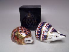 A ROYAL CROWN DERBY COLLECTORS GUILD ORCHARD HEDGEHOG PAPERWEIGHT, gold stopper, with box, L 9.5 cm,