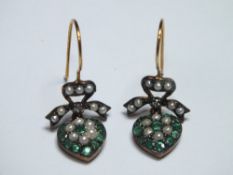 A PAIR OF HEART AND BOW EARRINGS, set with green stones and seed pearls, H 3.25 cm
