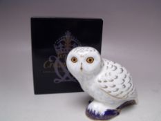 A ROYAL CROWN DERBY COLLECTORS GUILD SNOWY OWL PAPERWEIGHT, gold stopper, with box, H 10 cm