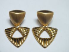 A PAIR OF ITALIAN 18CT GOLD GEOMETRIC STYLE EARRINGS BY UNOAERRE, marked 750 to the posts, approx