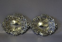 A PAIR OF HALLMARKED SILVER PIERCED BON BON DISHES - SHEFFIELD 1913, W 11.5 cm
