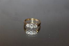 A HALLMARKED 18 CT GOLD THREE STONE DIAMOND RING, ring size O