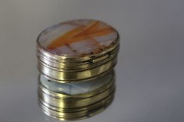 A GILT METAL AND AGATE SNUFF BOX, W 4.25 cm