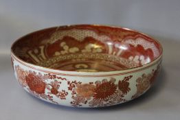 A LARGE JAPANESE KATANI BOWL, decorated in red and gold, with a floral pattern to the outside, to