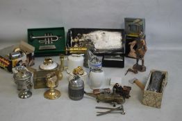 A COLLECTION OF VINTAGE AND MODERN TABLE LIGHTERS, to include novelty types.