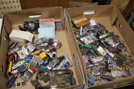 A COLLECTION OF VINTAGE AND MODERN LIGHTERS, to include novelty types and a vintage table ashtray