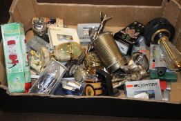 A COLLECTION OF VINTAGE AND MODERN LIGHTERS, to include a green onyx type