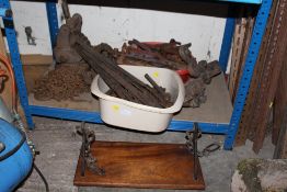 A VINTAGE WINCH AND CHAIN TOGETHER WITH VINTAGE HINGES ETC