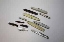 A BAG OF COLLECTABLE PEN AND FRUIT KNIVES TO INCLUDE MINIATURE EXAMPLES