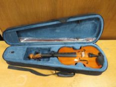A MODERN CASED FORENZA VIOLIN IN CARRY CASE `