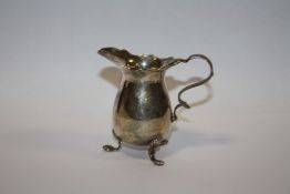 AN ANTIQUE HALLMARKED SMALL SILVER CREAM JUG