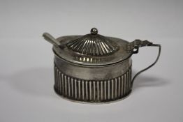 A HALLMARKED SILVER MUSTARD POT AND LINER