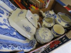A TRAY OF BLUE AND WHITE CHINA TO INCLUDE A VINTAGE MEAT PLATE