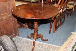 AN ANTIQUE MAHOGANY TILT TOP TABLE DIA.78 CM