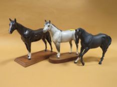A BESWICK RACEHORSE FIGURE ON PLINTH TOGETHER WITH A MATT FINISH GREY EXAMPLE AND A BLACK BEAUTY