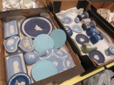 TWO TRAYS OF ASSORTED WEDGWOOD JASPERWARE TO INCLUDE SWIRL PATTERN PLATES, CABINET PLATES ETC.