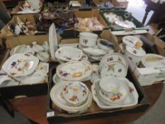 A LARGE QUANTITY OF ROYAL WORCESTER EVESHAM DINNERWARE TO INCLUDE TUREENS, DINNER PLATES ETC. (4)