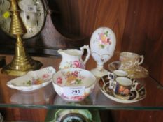 A COLLECTION OF ROYAL CROWN DERBY CERAMICS TO INCLUDE A GOLD AVES PATTERN CUP AND SAUCER,
