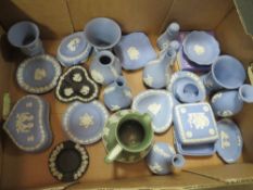 A TRAY OF WEDGWOOD JASPERWARE TO INCLUDE A GREEN JASPERWARE JUG