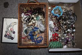 A COLLECTION OF COSTUME JEWELLERY TO INCLUDE SILVER DRESS RINGS