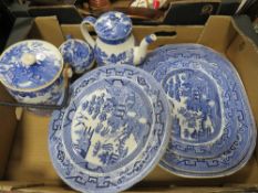 A TRAY OF BLUE AND WHITE VINTAGE CHINA TO INCLUDE WEDGWOOD EXAMPLES