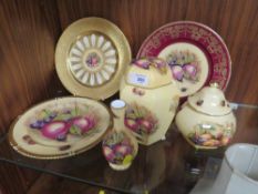 A SELECTION OF AYNSLEY ORCHARD GOLD TO INCLUDE A GILDED CABINET PLATE