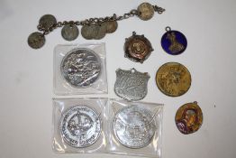 A BAG OF VINTAGE AND ANTIQUE COINAGE TO INCLUDE A 1937 COMMONWEALTH OF AUSTRALIA CROWN, SILVER FOB