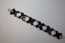 AN ANTIQUE SCOTTISH SILVER AGATE BRACELET
