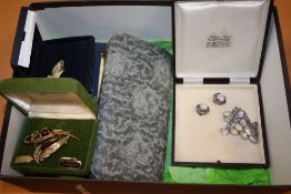 A BOX OF COSTUME JEWELLERY ETC. TO INCLUDE A MOONSTONE NECKLACE AND EARRING SET