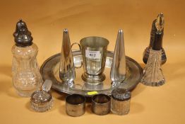 A COLLECTION OF HALLMARKED SILVER AND SILVER PLATED WARE TO INCLUDE HALLMARKED SILVER NAPKIN