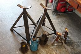 TWO LARGE AXLE PROPS PLUS TWO SMALLER EXAMPLES TOGETHER WITH BOTTLE JACKS AND A WHEEL