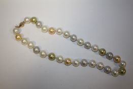 A 585 GOLD CLASPED NECKLACE