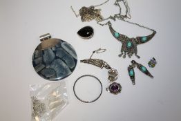 A BOX OF SILVER JEWELLERY ETC TO INCLUDE A POLISHED STONE PENDANT