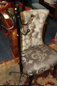 A MODERN UPHOLSTERED BEDROOM CHAIR TOGETHER WITH A METAL HAT STAND