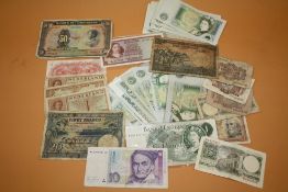 A COLLECTION OF VINTAGE BANK NOTES TO INCLUDE ONE POUND NOTES