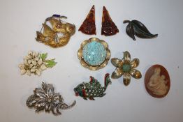 A BAG OF VINTAGE BROOCHES AMBER STYLE CARVINGS ETC.