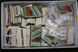 A QUANTITY OF LOOSE CIGARETTE CARDS TO INCLUDE FOOTBALL INTEREST