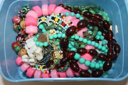 A TUB OF COSTUME JEWELLERY TO INCLUDE RETRO BEAD NECKLACES