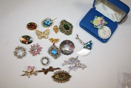 A BAG OF GEMSET AND OTHER VINTAGE BROOCHES