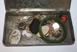 SELECTION OF ANTIQUE & VINTAGE JEWELLERY ITEMS IN AN OLD TIN