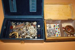 AN INLAID JEWELLERY BOX CONTAINING COLLECTABLES TO INCLUDE SILK CIGARETTE CARDS, SEWING CASE ETC.