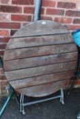 A CIRCULAR GARDEN TABLE WITH METAL FOLDING BASE DIA. 89 CM