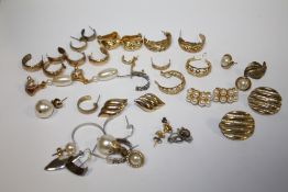 A QUANTITY OF YELLOW METAL EARRINGS TO INCLUDE 9 CARAT GOLD EXAMPLES
