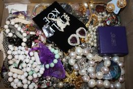 A BOX OF COSTUME JEWELLERY TO INCLUDE MODERN BROOCHES ETC