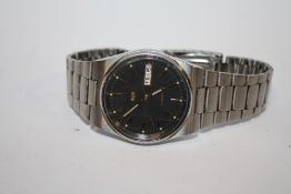 A SEIKO 5 AUTOMATIC WRIST WATCH