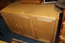 A MODERN LIGHTER OAK SIDEBOARD W-121 CM A/F